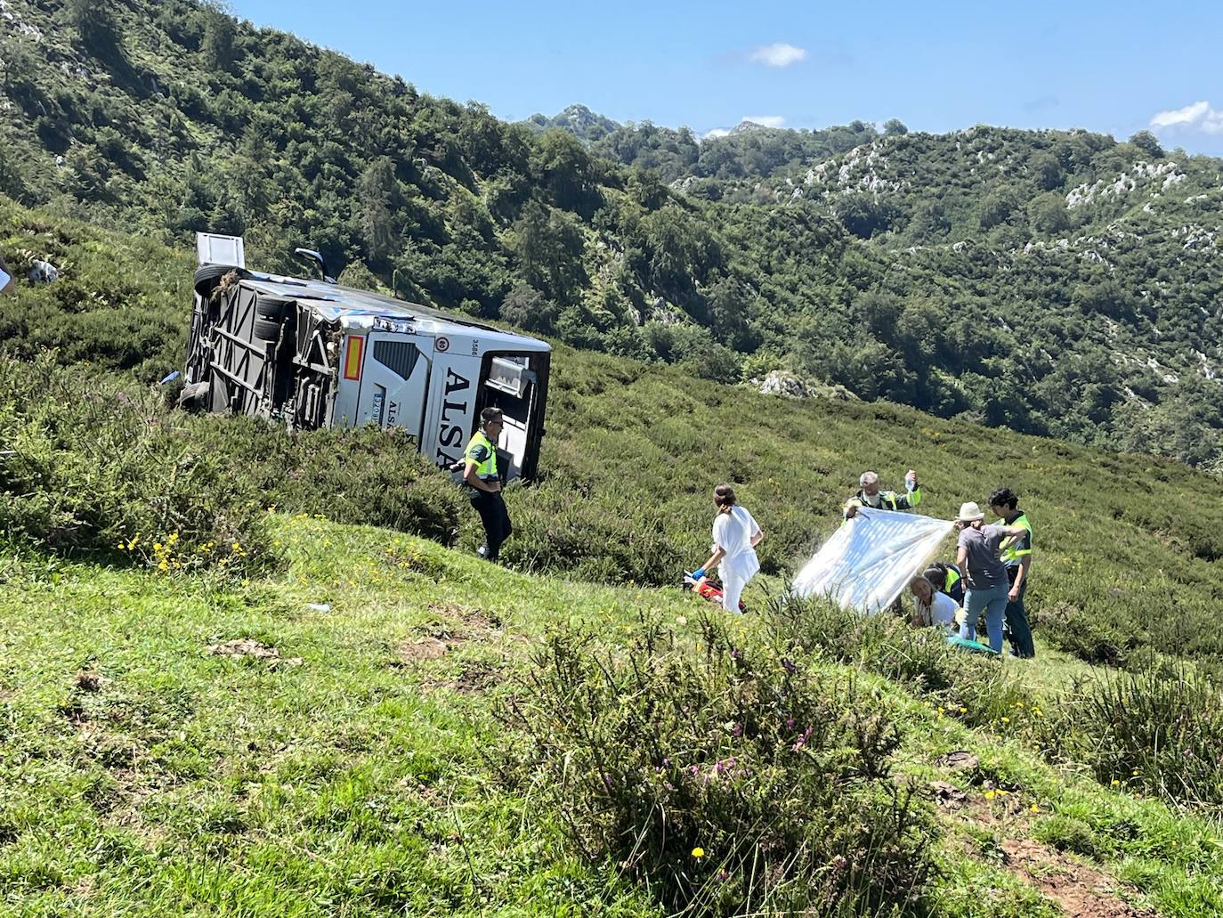 Un autobús con 49 personas se despeña al subir a los Lagos de Covadonga