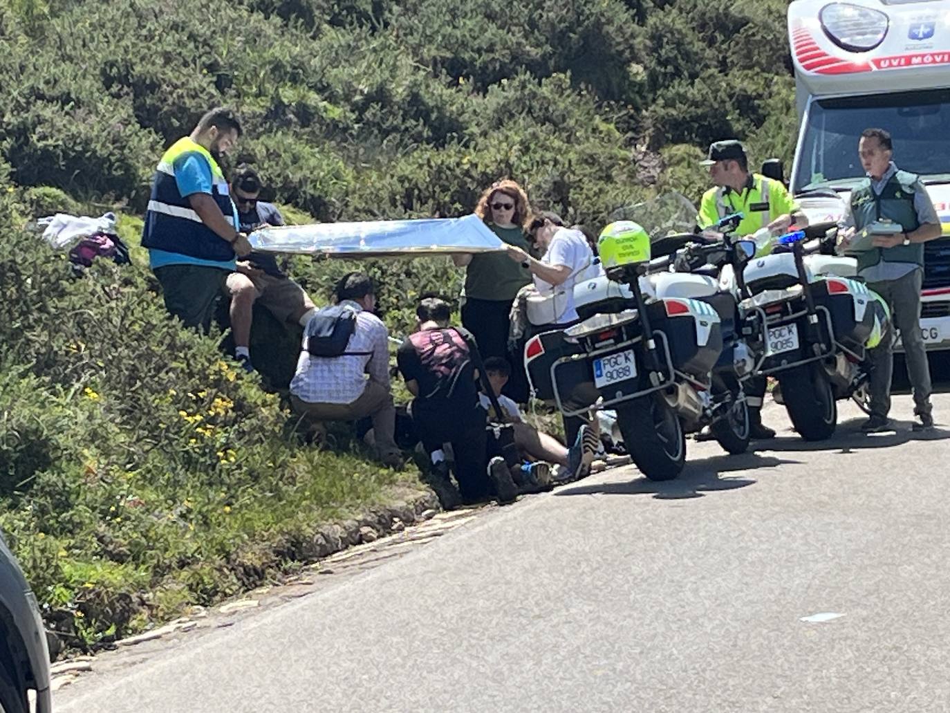 Un autobús con 49 personas se despeña al subir a los Lagos de Covadonga