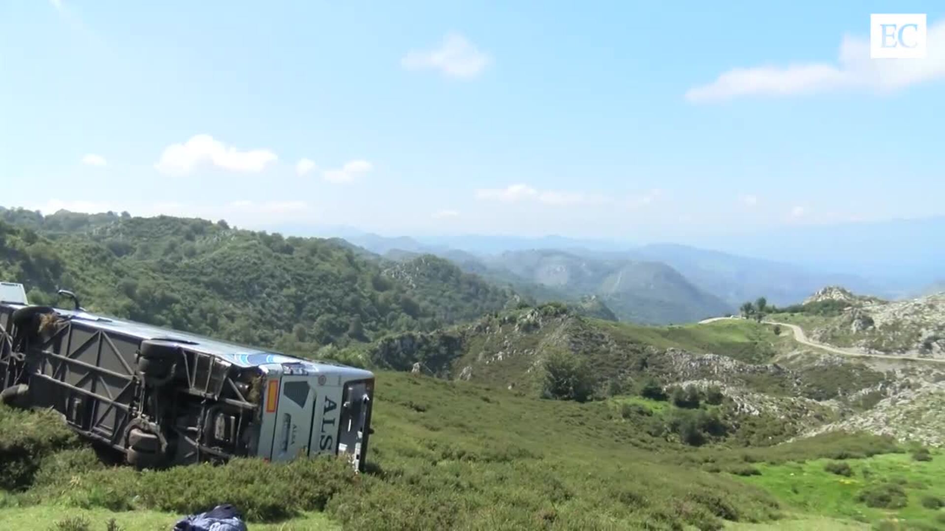 Un autobús vuelca en la carretera a los Lagos de Covadonga