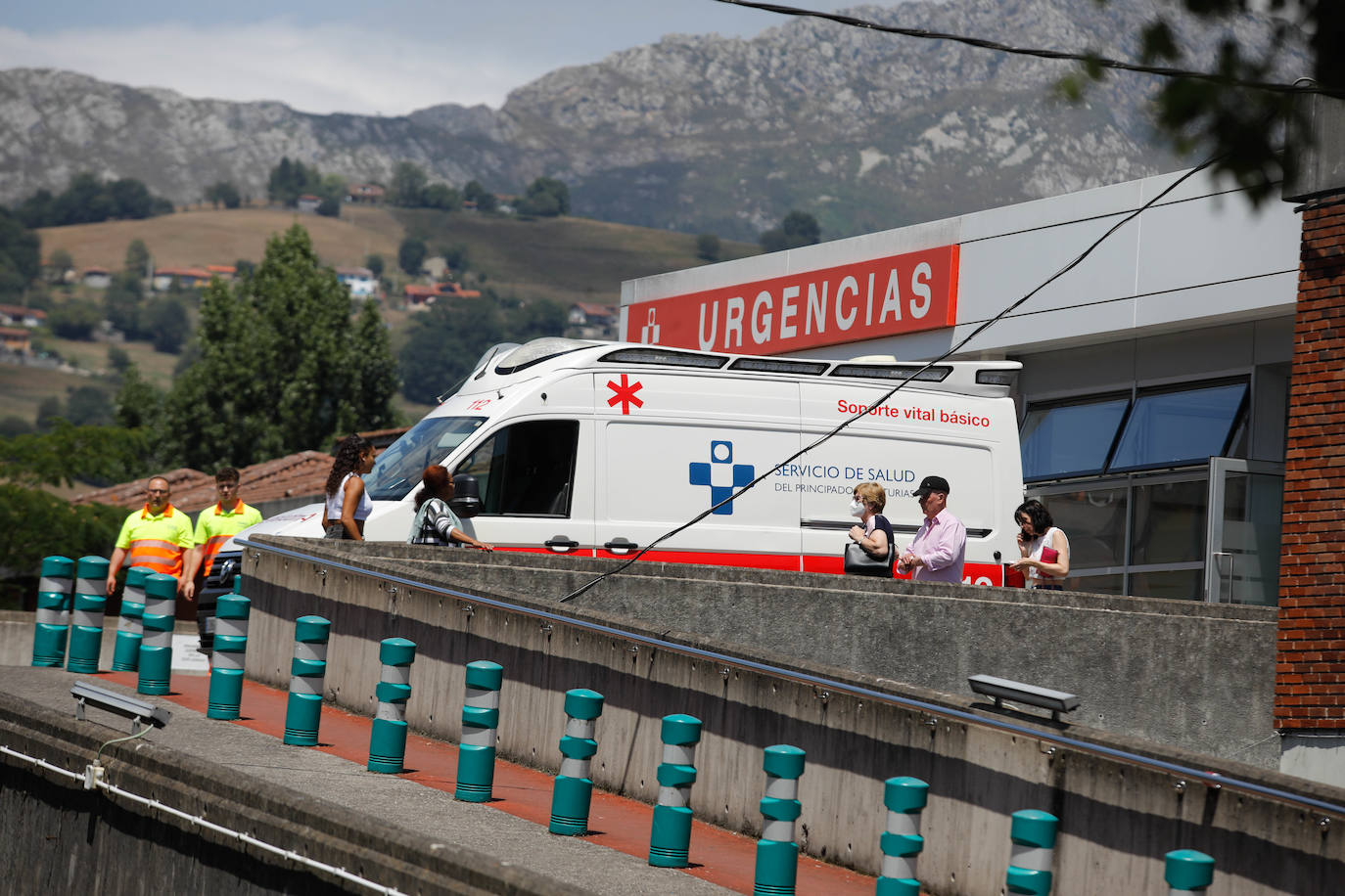 Un autobús con 49 personas se despeña al subir a los Lagos de Covadonga