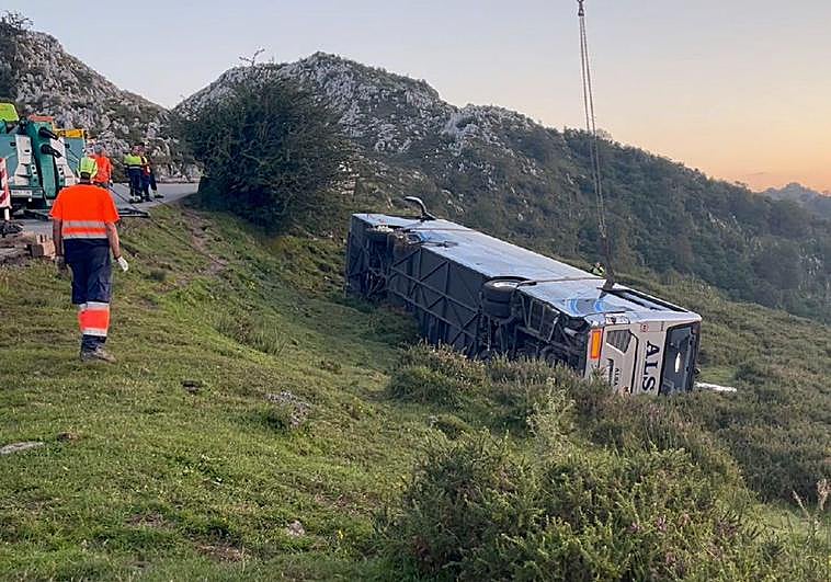 Así ha sido el momento en que los operarios han comenzado a retirar el bus siniestrado camino a los Lagos
