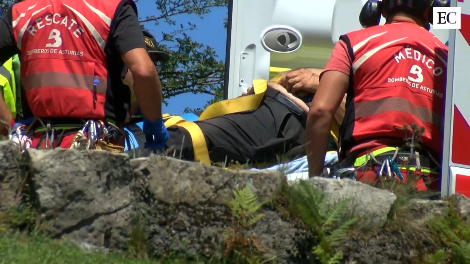 Así fue el rescate del conductor del autobús accidentado en los Lagos de Covadonga