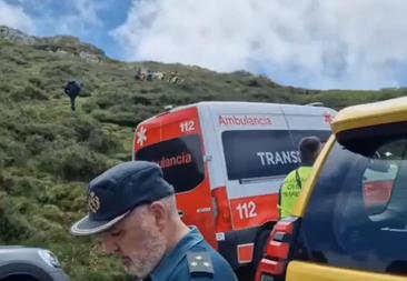 Vídeo: rescate de los heridos tras volcar autobús en la subida a los Lagos de Covadonga