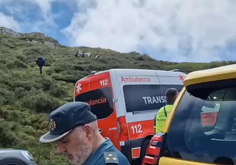 Vídeo: rescate de los heridos tras volcar autobús en la subida a los Lagos de Covadonga