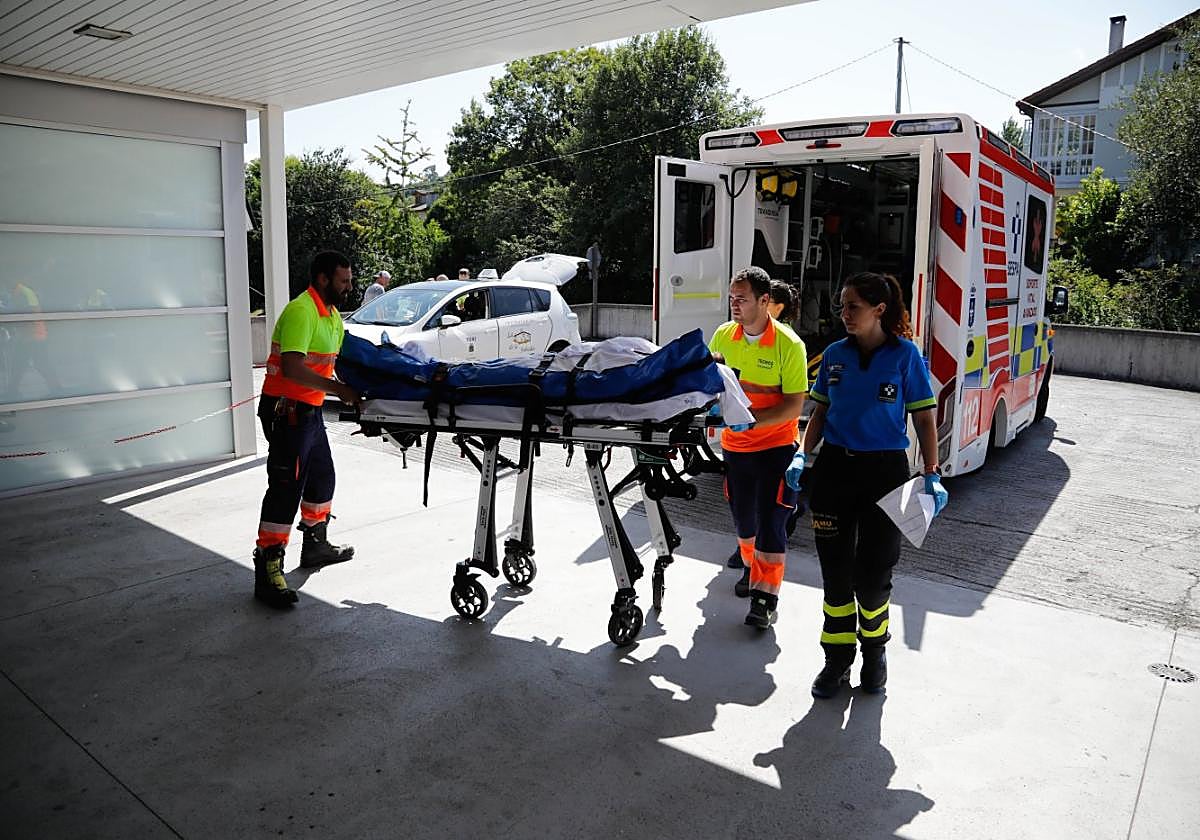 Traslado de uno de los pasajeros al Hospital de Arriondas.