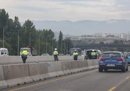 Atascos la autopista 'Y' con motivo de las obras de construcción del tercer carril en el tramo entre Lugones y Matalablima