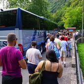 Los buses de los Lagos recuperan la normalidad en una jornada de elevada afluencia