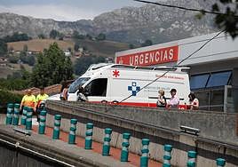 Traslado de uno de los pasajeros al Hospital de Arriondas.