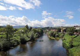 El río Sella a su paso por Arriondas.