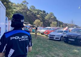 Una agente, en el nuevo puesto ubicado en las inmediaciones de la playa tercera de Luarca.