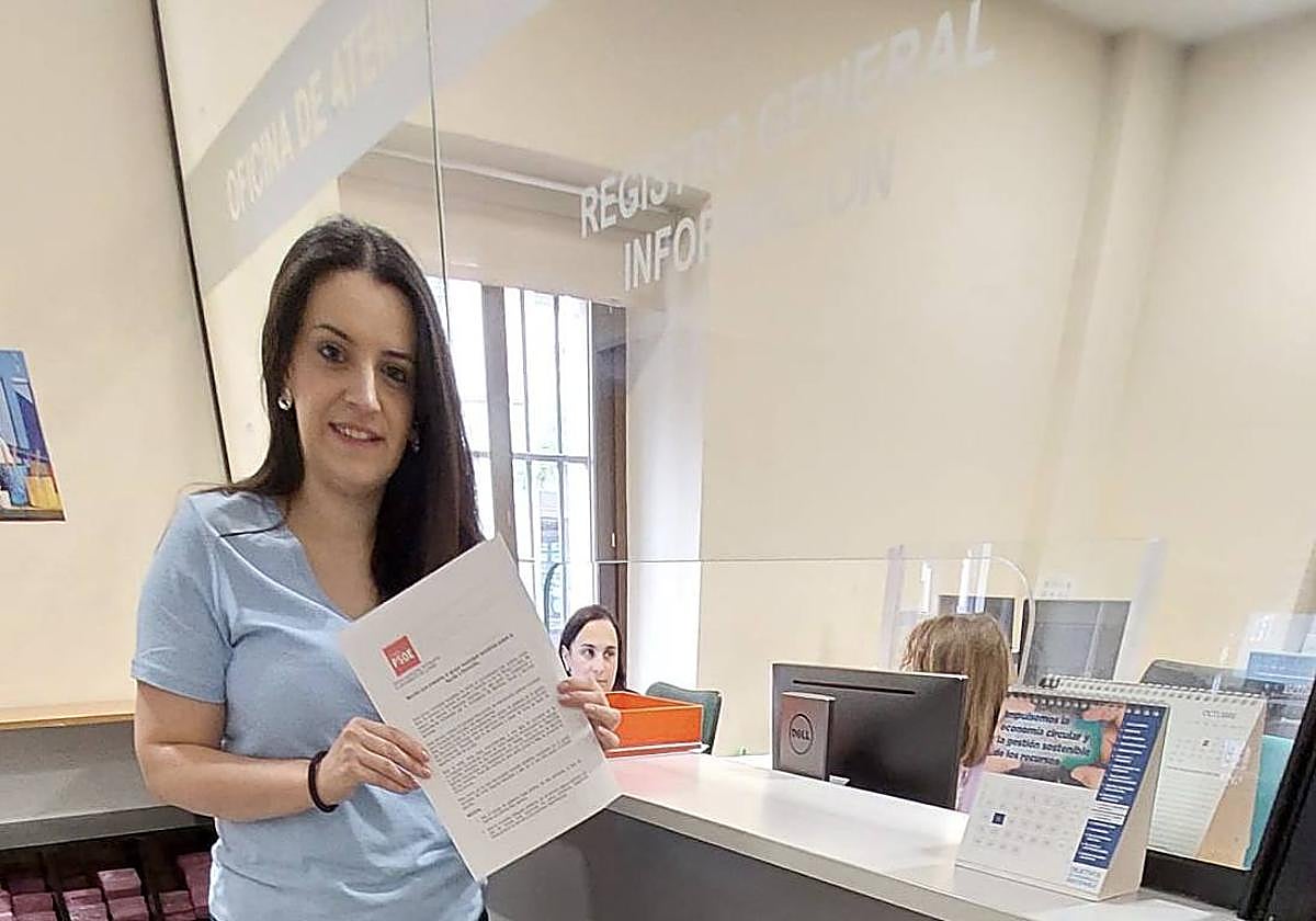 La edil socialista Silvia Sobrino registra la moción.