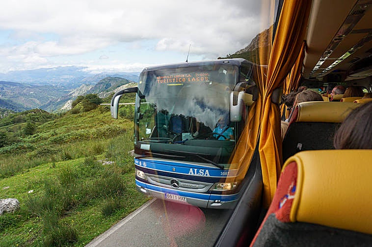 Cruce de dos autobuses de la ruta a los Lagos ayer en una zona próxima al accidente.