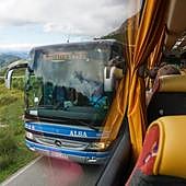 El Principado defiende el plan de autobuses a los Lagos, pero se abre a incluir mejoras