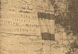 Torcuato Fernández-Miranda descubre la placa de su avenida.