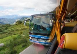 Cruce de dos autobuses de la ruta a los Lagos en una zona próxima al accidente.