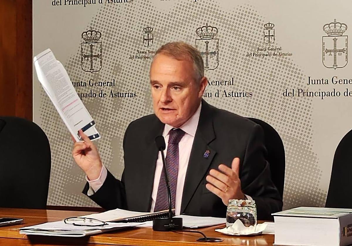 Diego Canga, durante la rueda de prensa en la Junta General del Principado esta mañana.