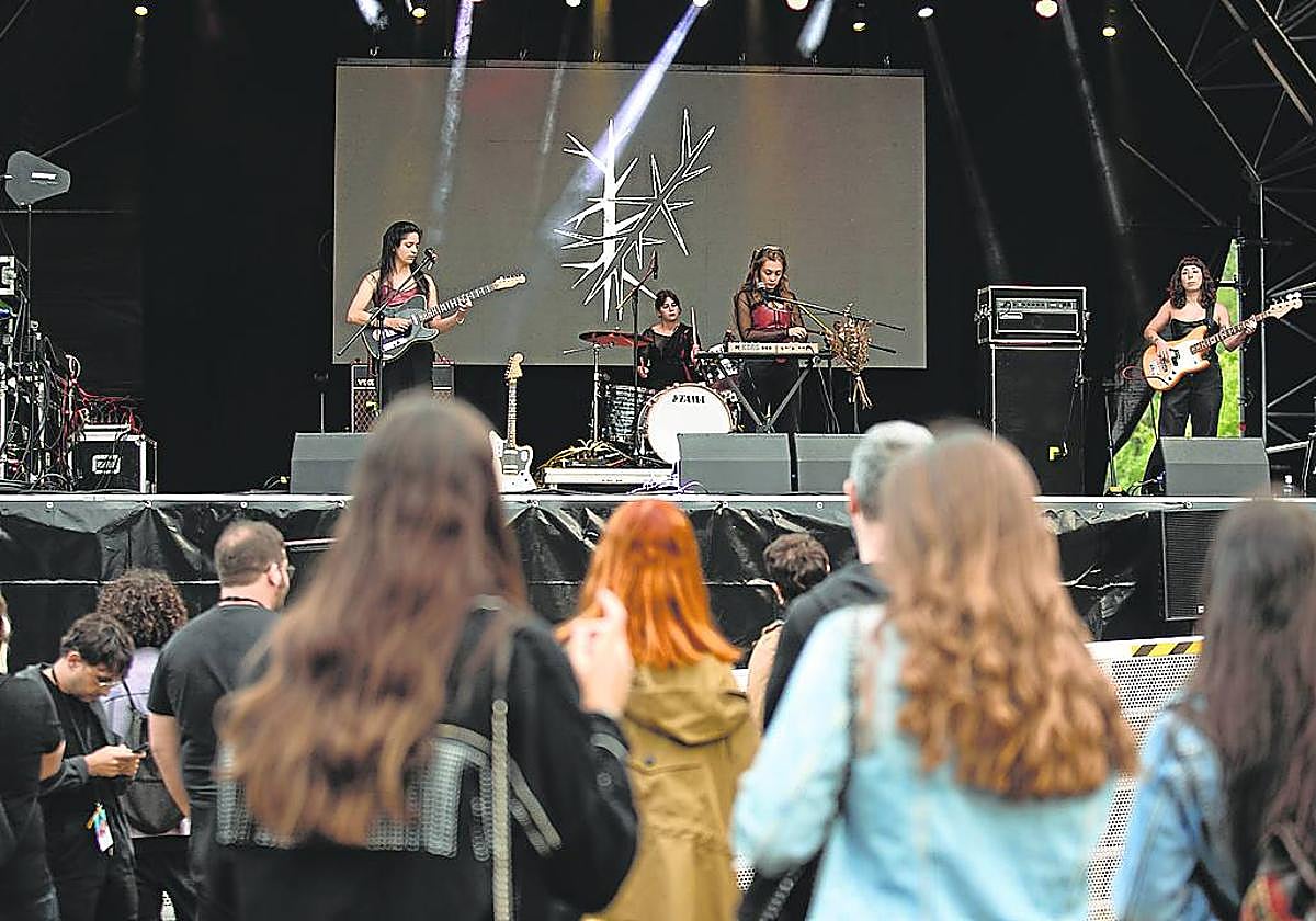 Viuda fueron las encargadas de abrir el festival en Cangas del Narcea.