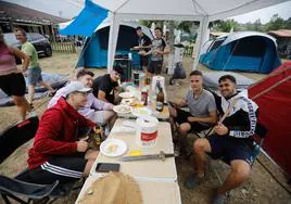 Un grupo de amigos mostoleño, disfruta de un rato de descanso, antes de la fiesta que se avecina.