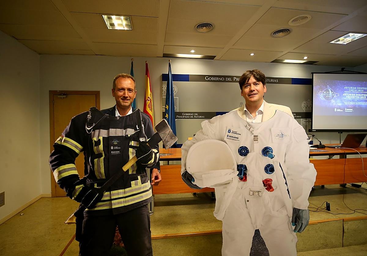 El consejero de Ciencia, Borja Sánchez, y el comisario de la exposición, David González.