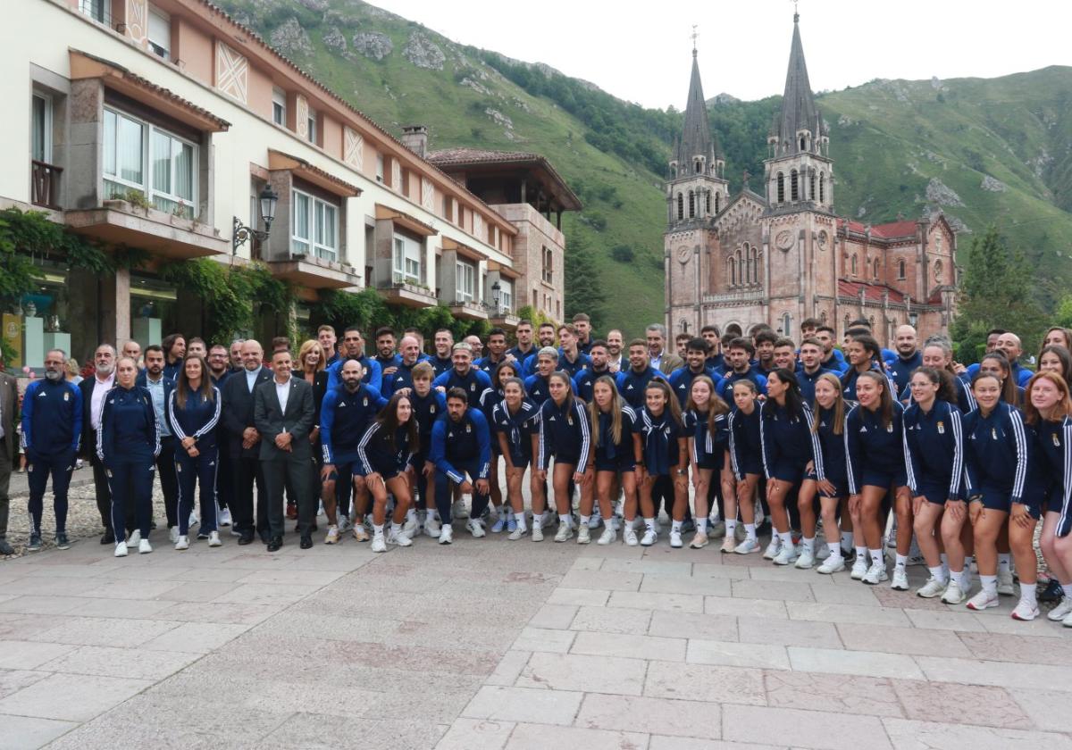 Las plantillas del Real Oviedo masculino y femenino, con representantes de la directiva y el cuerpo técnico de ambos equipos.