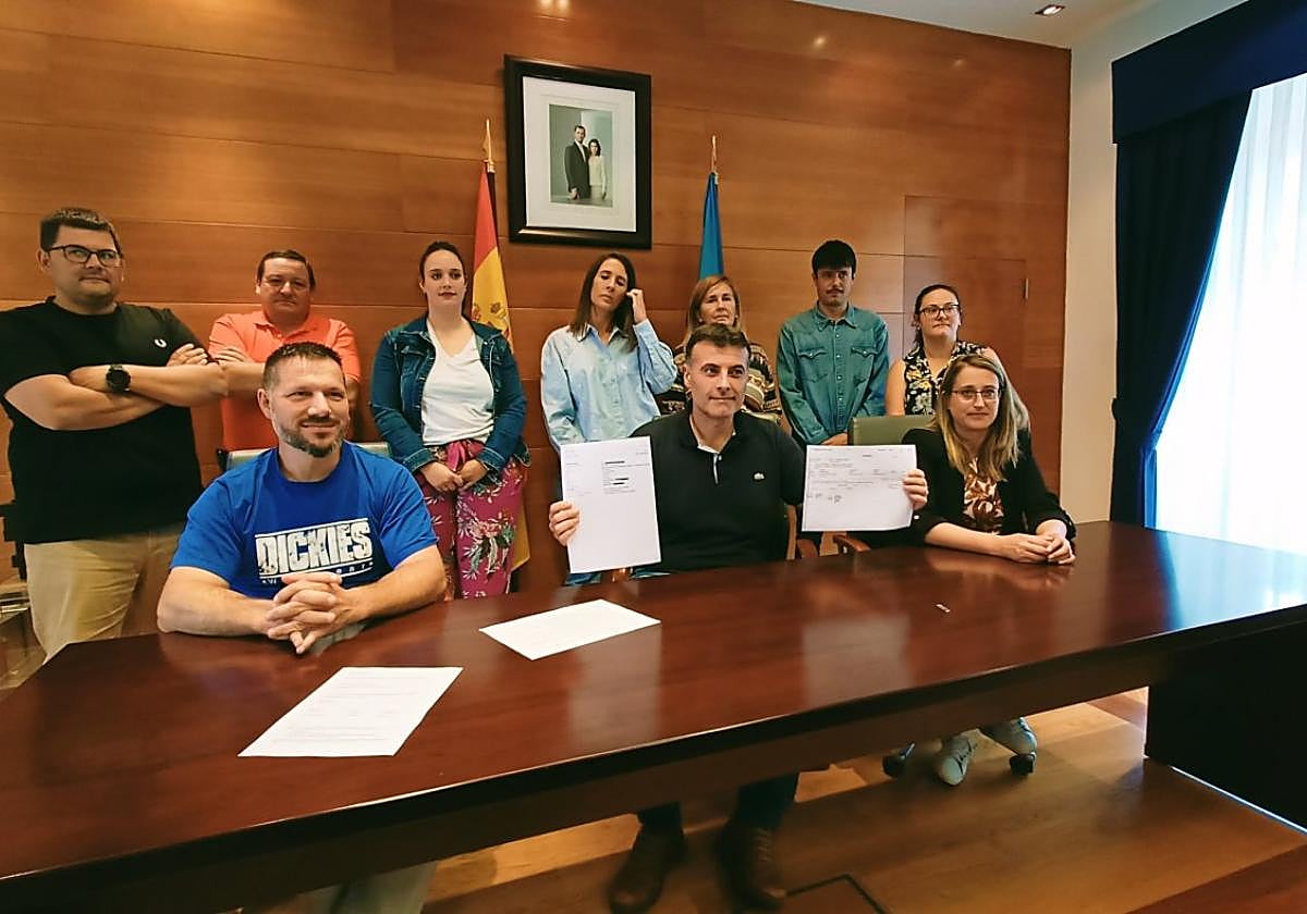 Fontaniella muestra varios documentos, rodeado de sus concejales.