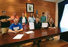 Fontaniella muestra varios documentos, rodeado de sus concejales.