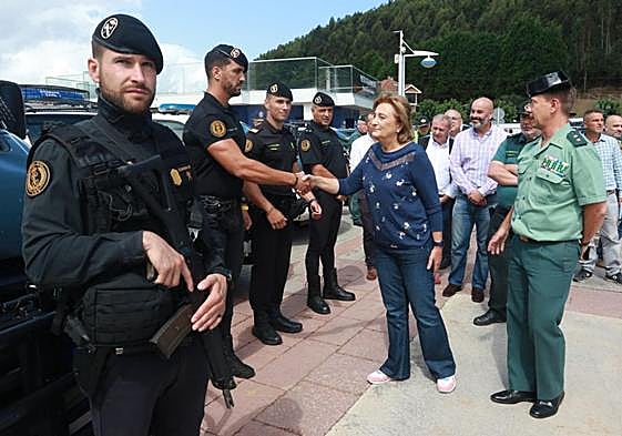 La delegada del Gobierno, ante el teniente coronel Alberto Aguilera, saluda a integrantes del dispositivo especial.