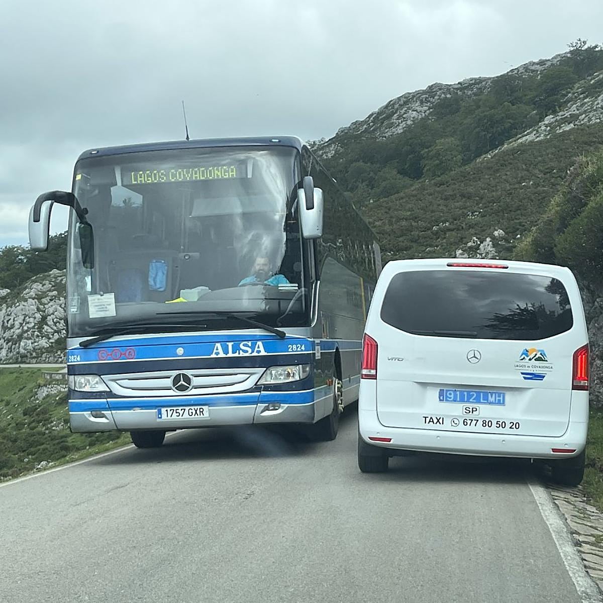 El Principado reducirá el número de autobuses que circulan a la vez por la carretera de los Lagos