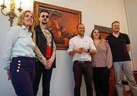 Blanca Bueno, Alberto Claver, José Manuel González, Ana Corredera y Moisés García, ante uno de los cuadros de José Ramón Zaragoza que lucen en la Casa Consistorial de Cangas de Onís.