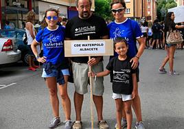 Julián Garde, habitual del Descenso a Nado, con su familia.