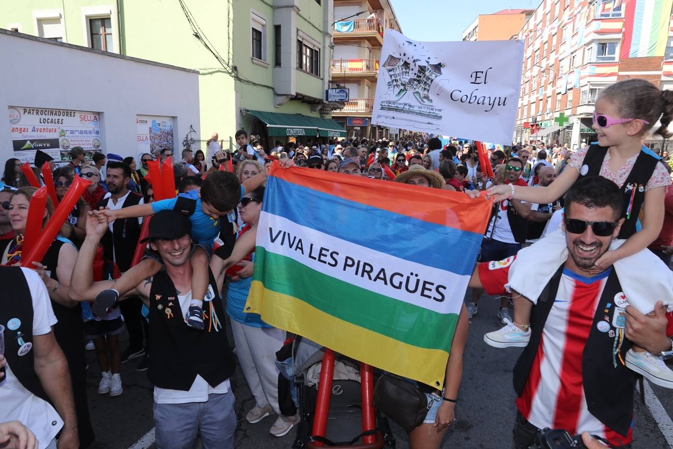 La folixa rebosa por las calles de Arriondas