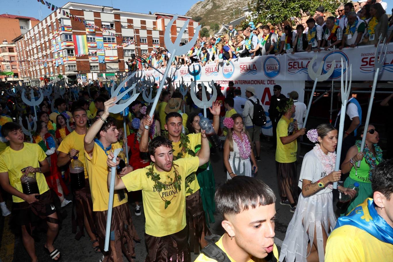 La folixa rebosa por las calles de Arriondas