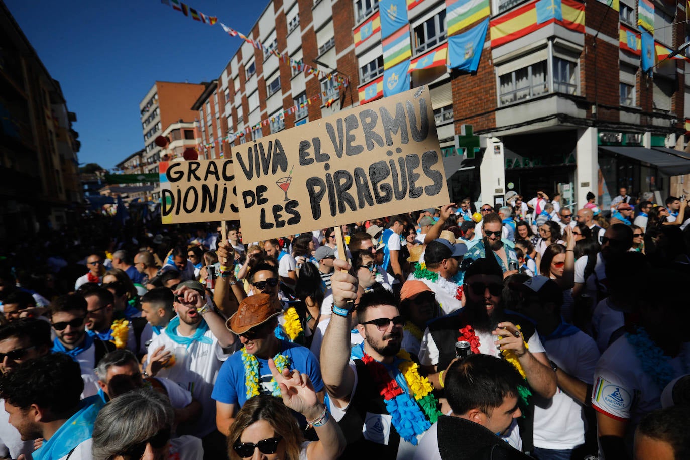 La folixa rebosa por las calles de Arriondas