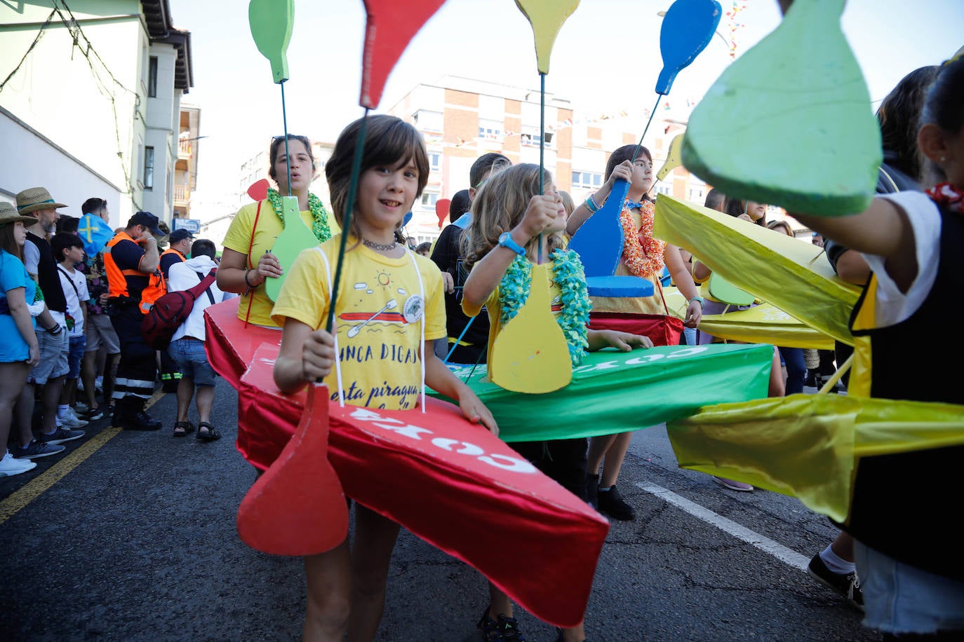 La folixa rebosa por las calles de Arriondas