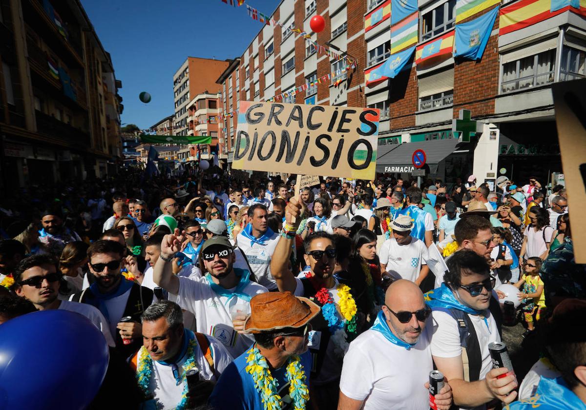 La folixa rebosa por las calles de Arriondas