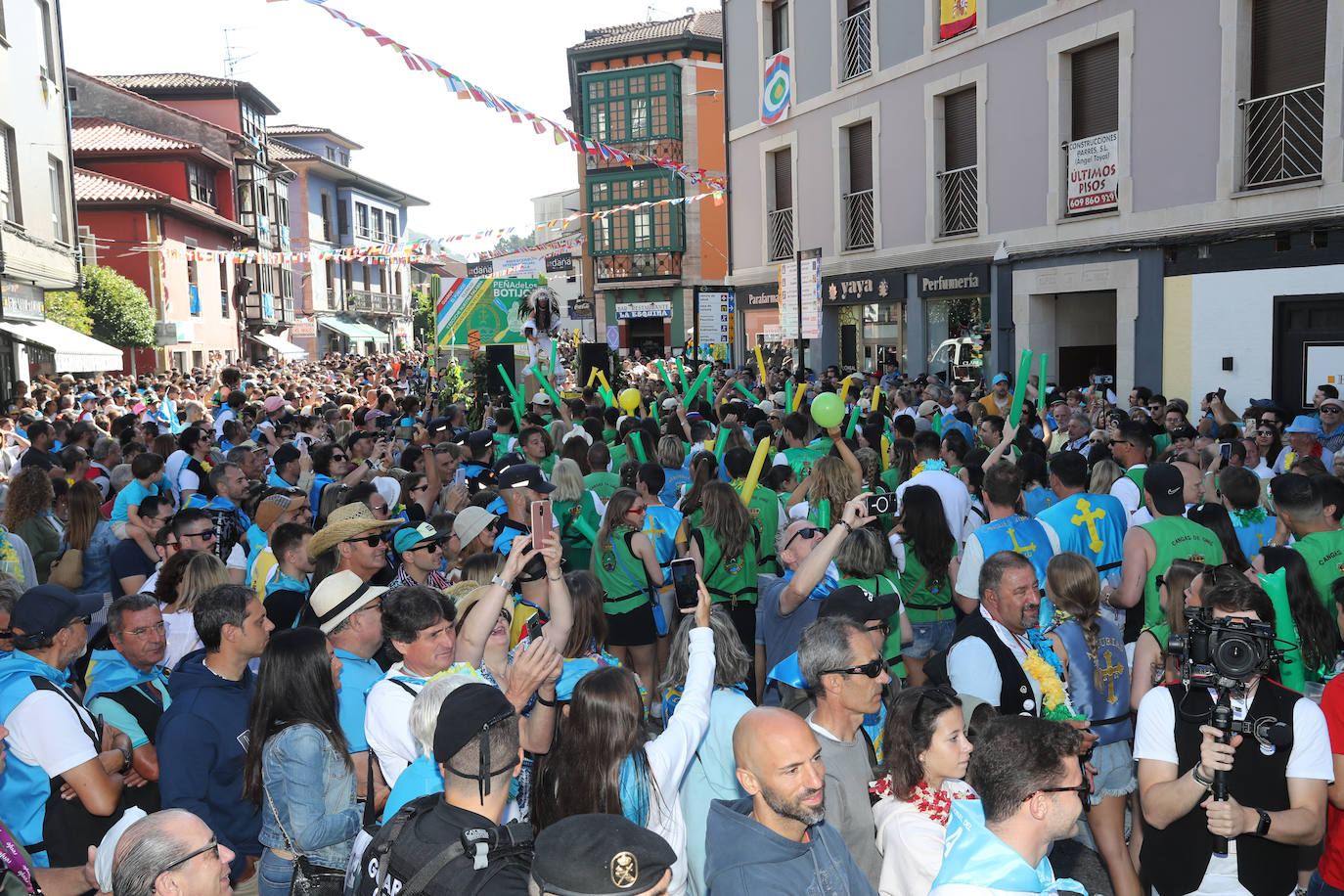 La folixa rebosa por las calles de Arriondas