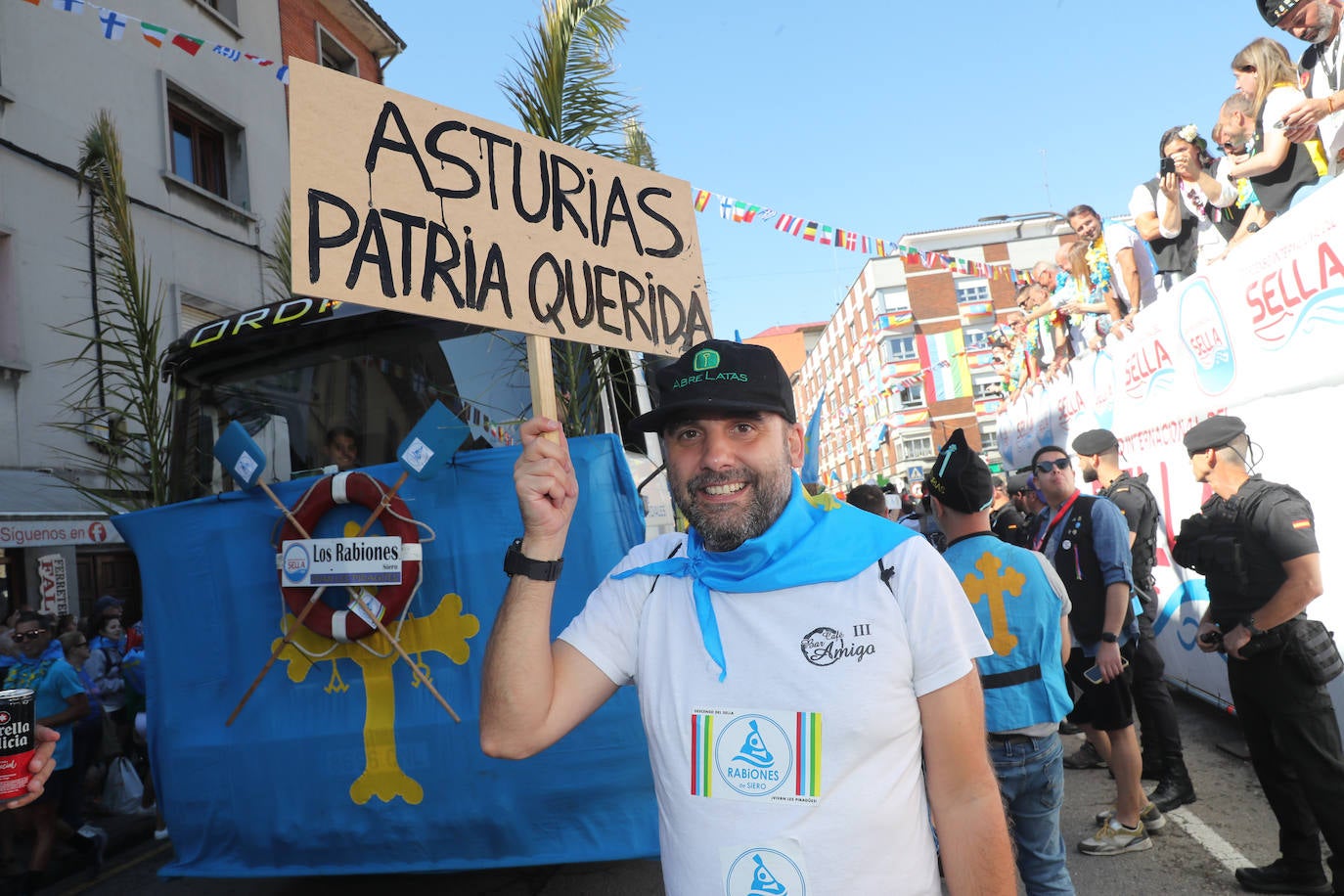 La folixa rebosa por las calles de Arriondas