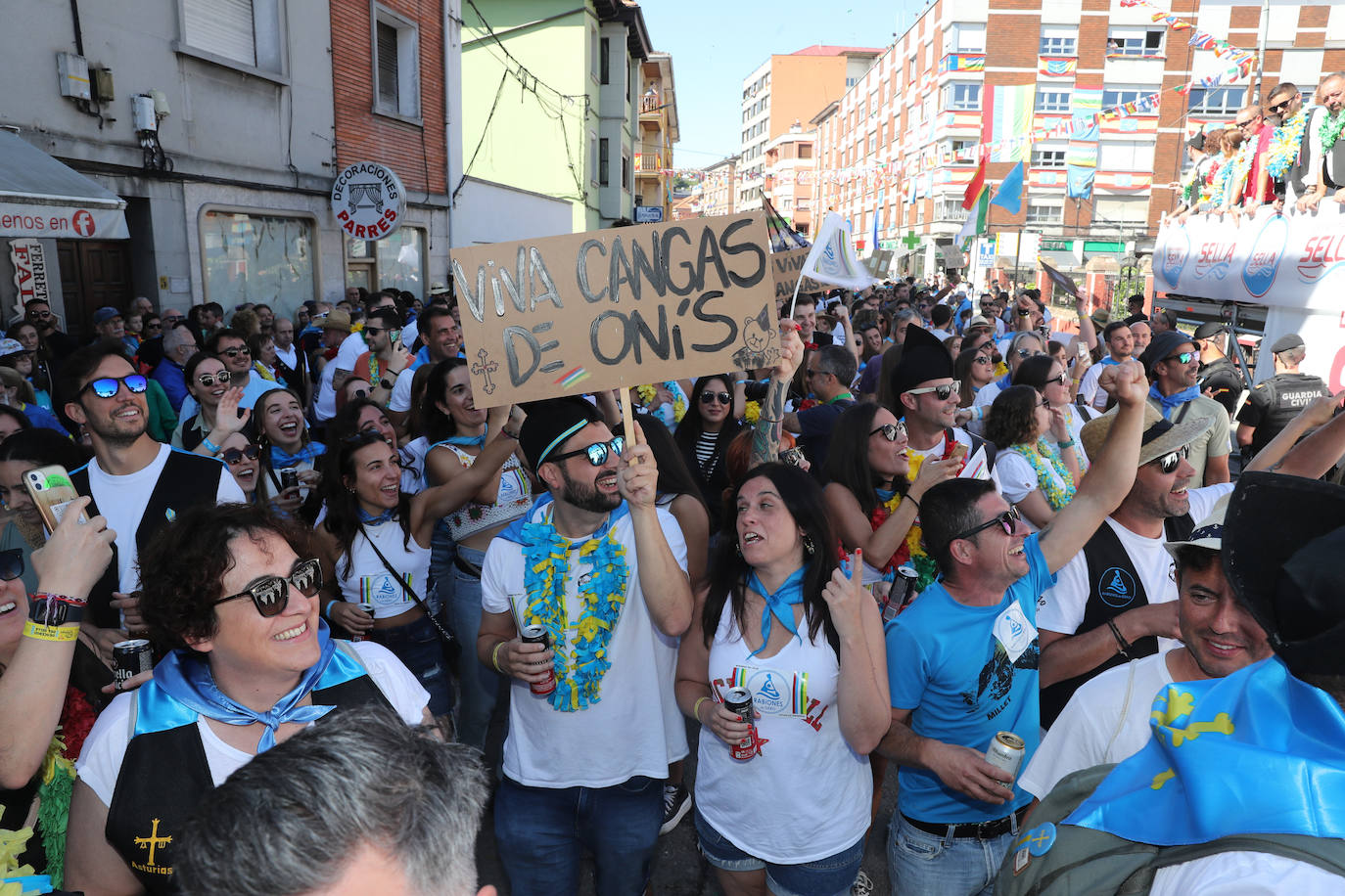 La folixa rebosa por las calles de Arriondas