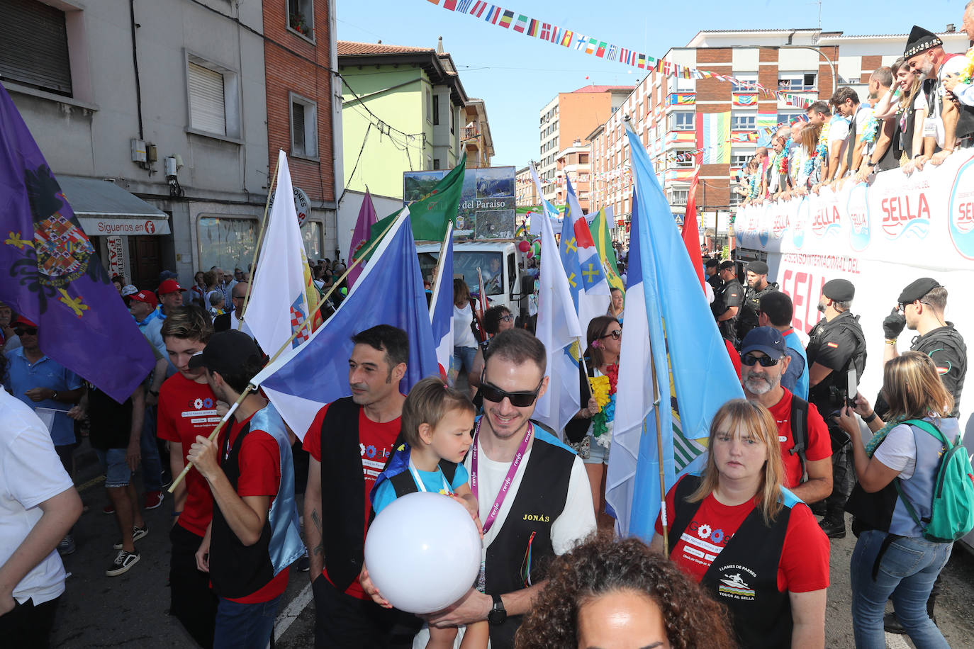 La folixa rebosa por las calles de Arriondas