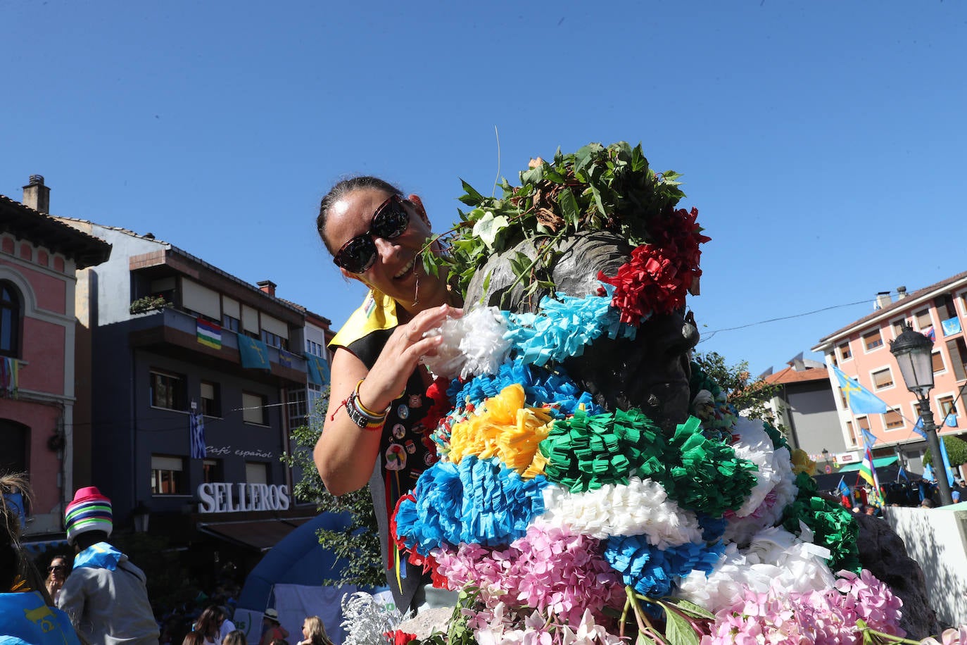 La folixa rebosa por las calles de Arriondas