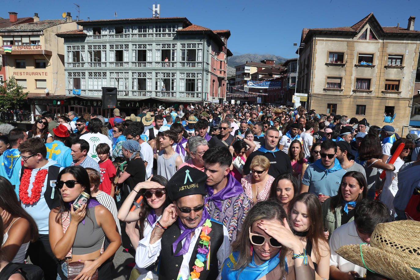 La folixa rebosa por las calles de Arriondas