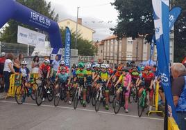 Un momento de la prueba ciclista, ayer, en Lugones.