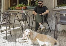 Alberto García, con su perra 'Rufa'.