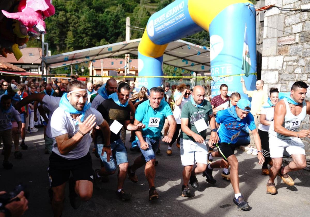 Salida de los participantes en la carrera de madreñes.