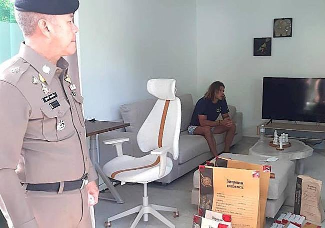 Daniel Sancho, custodiado por la Policía.