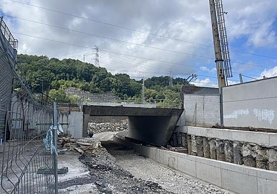 La estructura de hormigón, ya totalmente 'encajonada' bajo las vías de Renfe, en La Felguera.