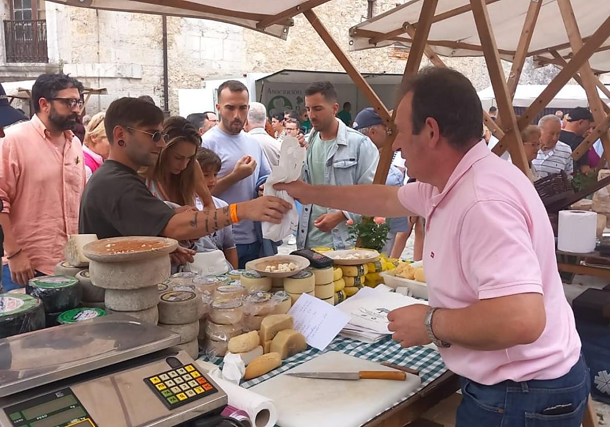 El peñamellerano Carlos Monje, de Panes, ofertó buen queso Picón, a 16 euros, y el tradicional queso de Peñamellera de vaca.