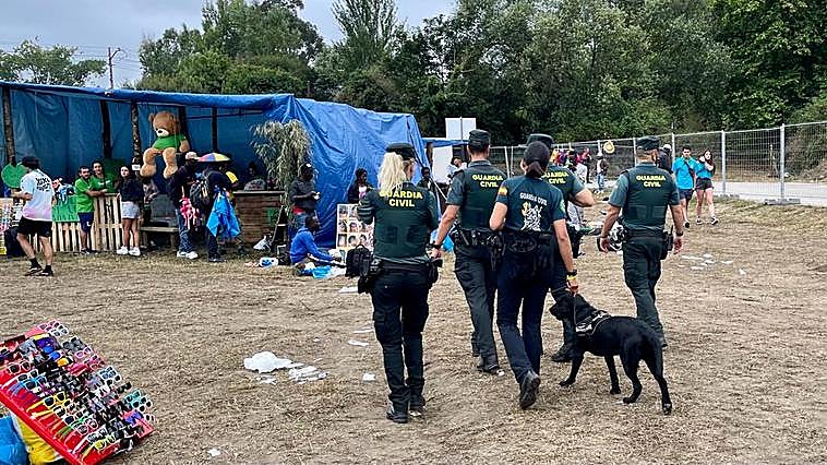 Agentes de la Guardia Civil durante una de las batidas que realizaron con perros este domingo en la fiesta del Xiringüelu de Pravia.