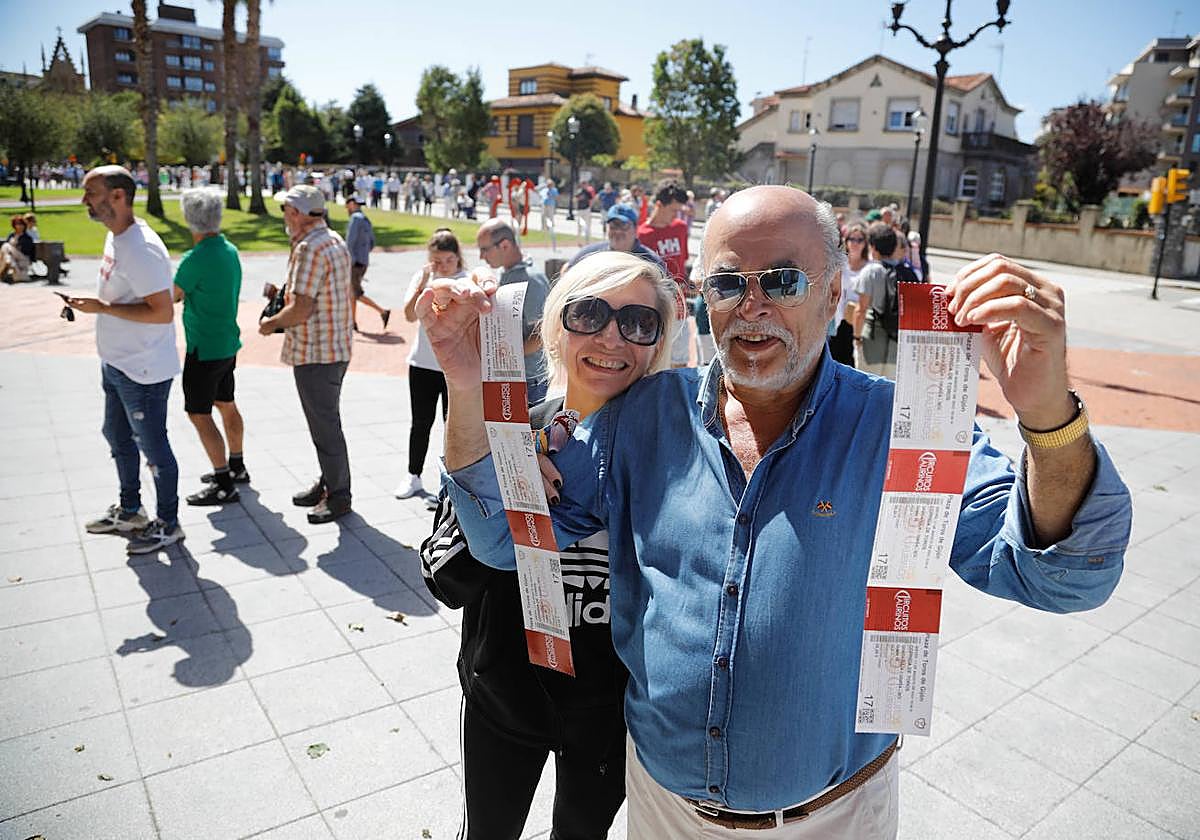Araceli González y Arturo González fueron de los primeros aficionados en obtener localidades.