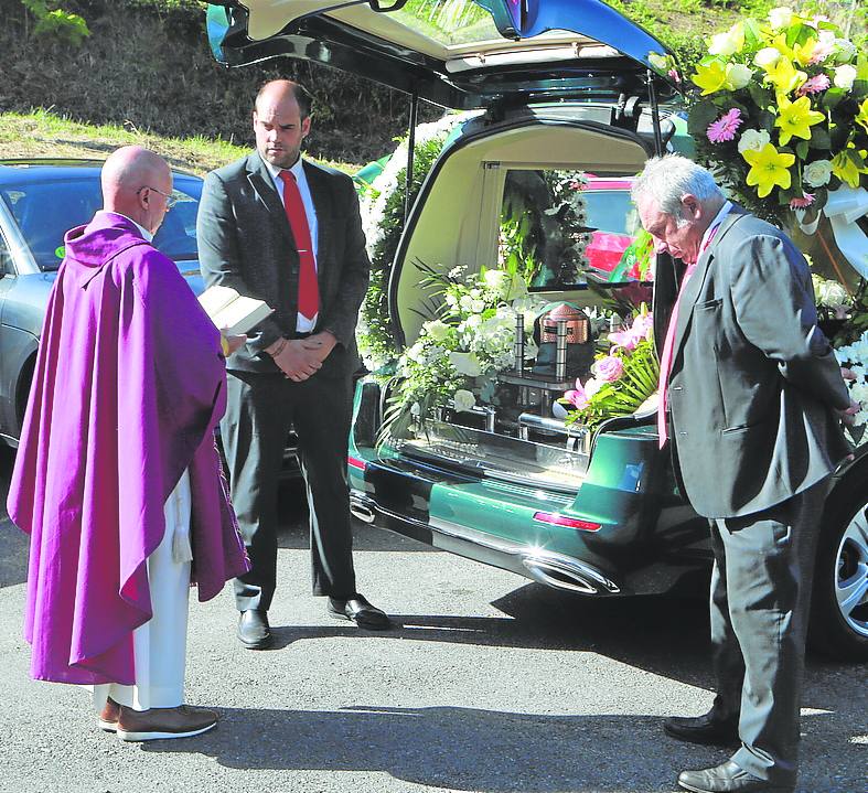 El párroco salió a recibir las cenizas de Geles Quiros.